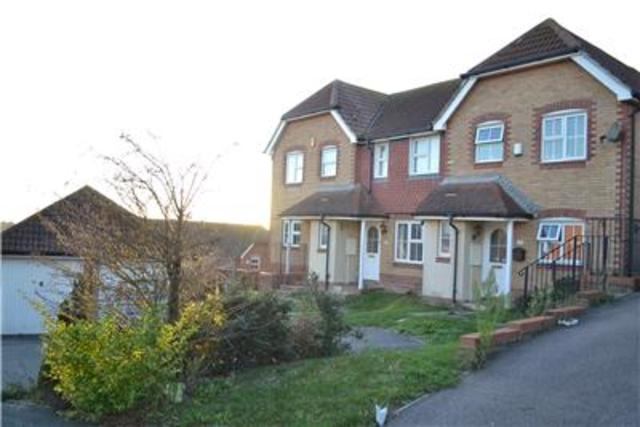  Image of 2 bedroom Property to rent in Tuppenney Close Hastings TN35 at East Sussex, TN35 5QJ