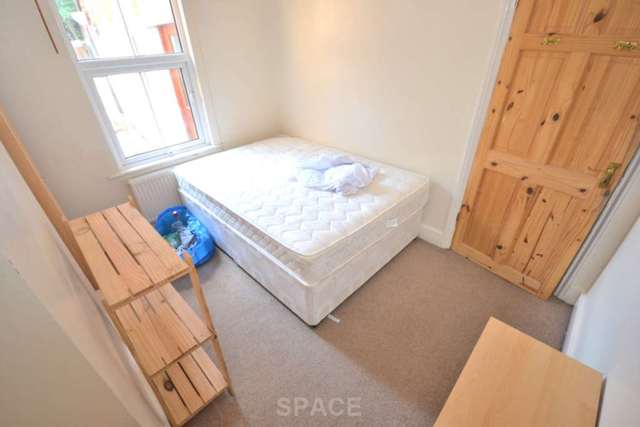  Image of 4 bedroom Terraced house to rent in Amherst Road Earley Reading RG6 at Amherst Road  Reading, RG6 1NU