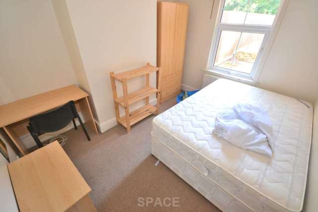 Image of 4 bedroom Terraced house to rent in Amherst Road Earley Reading RG6 at Amherst Road  Reading, RG6 1NU