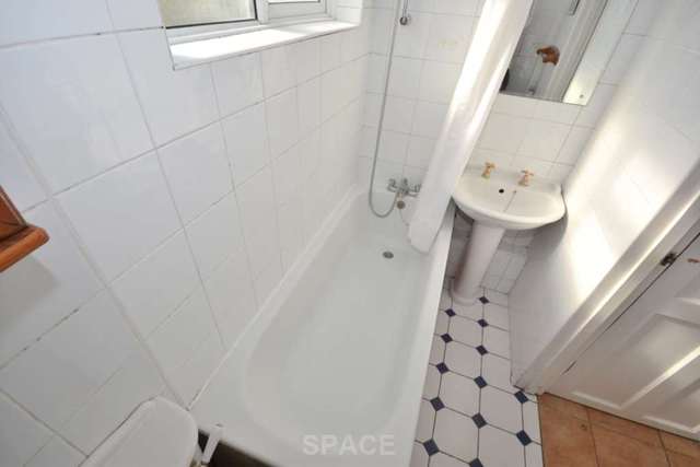  Image of 4 bedroom Terraced house to rent in Amherst Road Earley Reading RG6 at Amherst Road  Reading, RG6 1NU