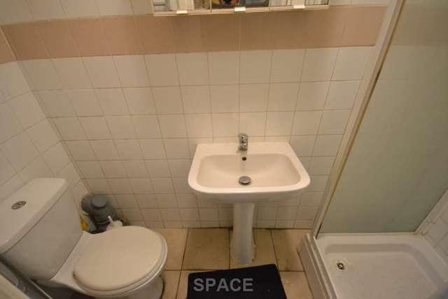  Image of 1 bedroom House Share to rent in Anderson Avenue Earley Reading RG6 at Anderson Avenue Earley Reading, RG6 1HD
