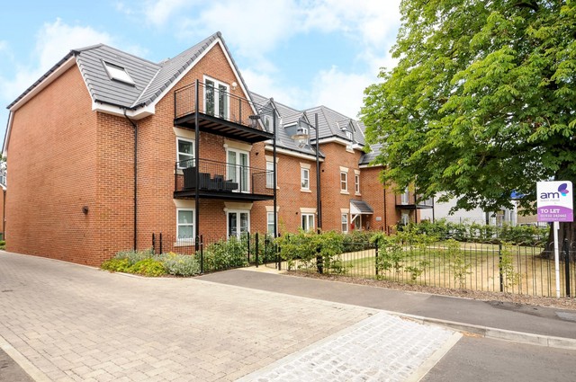  Image of 2 bedroom Apartment to rent in Molesey Road Hersham Walton-on-Thames KT12 at Beech House 303 Molesey Road Walton-On-Thames, KT12 4SG