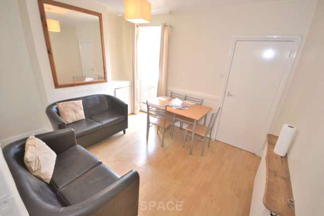  Image of 3 bedroom Terraced house to rent in Blenheim Gardens Reading RG1 at Blenheim Gardens  Reading, RG1 5QG