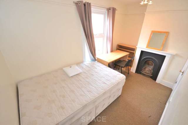 Image of 3 bedroom Terraced house to rent in Blenheim Gardens Reading RG1 at Blenheim Gardens  Reading, RG1 5QG