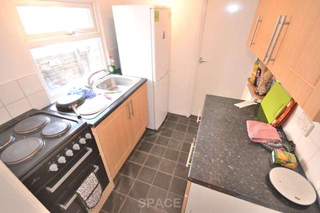  Image of 3 bedroom Terraced house to rent in Blenheim Gardens Reading RG1 at Blenheim Gardens  Reading, RG1 5QG