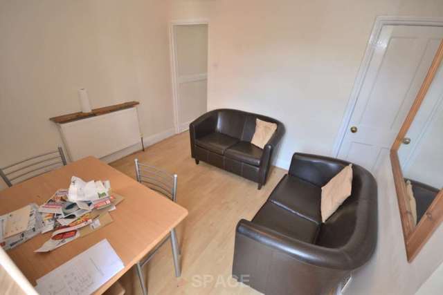  Image of 3 bedroom Terraced house to rent in Blenheim Gardens Reading RG1 at Blenheim Gardens  Reading, RG1 5QG