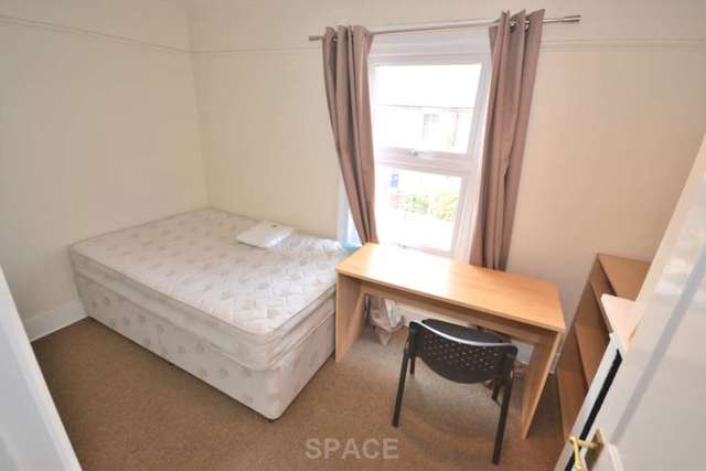  Image of 3 bedroom Terraced house to rent in Blenheim Gardens Reading RG1 at Blenheim Gardens  Reading, RG1 5QG