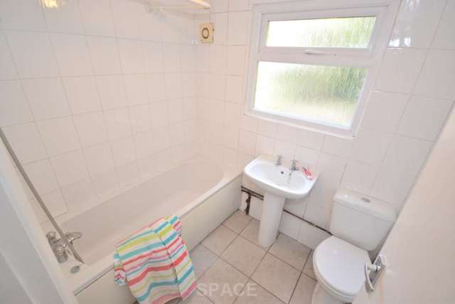  Image of 3 bedroom Terraced house to rent in Blenheim Gardens Reading RG1 at Blenheim Gardens  Reading, RG1 5QG