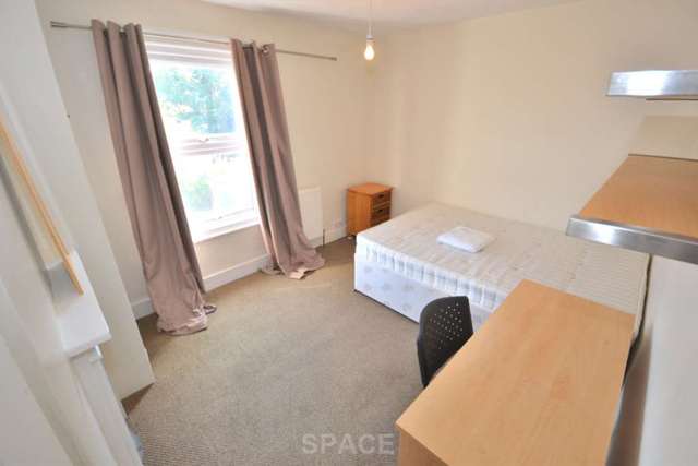  Image of 3 bedroom Terraced house to rent in Blenheim Gardens Reading RG1 at Blenheim Gardens  Reading, RG1 5QG