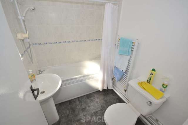  Image of 3 bedroom Terraced house to rent in Cardigan Road Reading RG1 at Cardigan Road  Reading, RG1 5QL