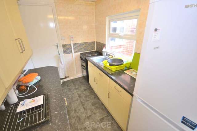  Image of 3 bedroom Terraced house to rent in Cardigan Road Reading RG1 at Cardigan Road  Reading, RG1 5QL