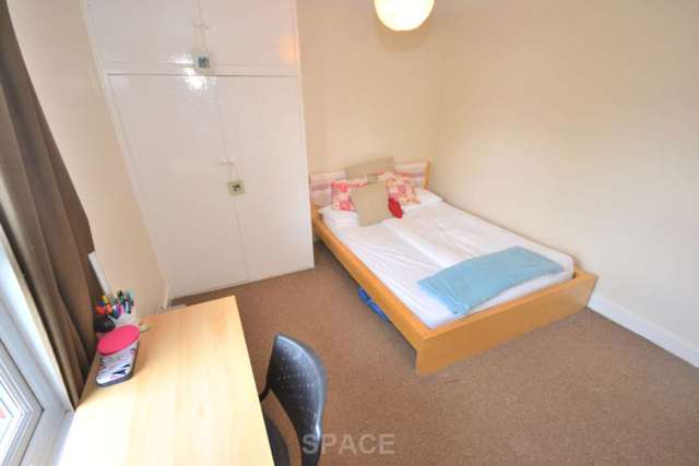  Image of 3 bedroom Terraced house to rent in Cardigan Road Reading RG1 at Cardigan Road  Reading, RG1 5QL