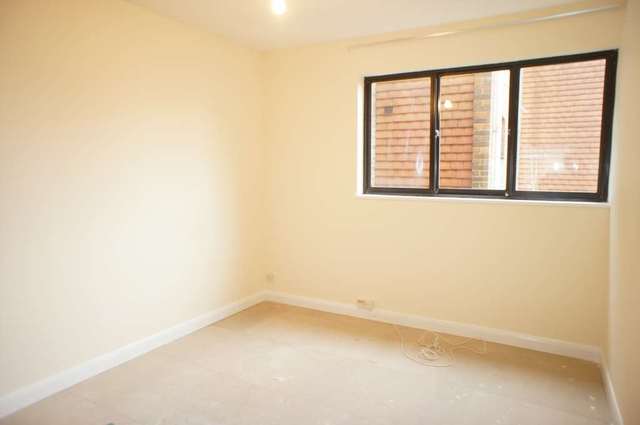  Image of 2 bedroom Apartment for sale in Cardinal Close Caversham Reading RG4 at Cardinal Close Caversham Reading, RG4 8BZ