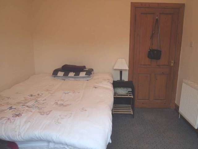  Image of 3 bedroom Flat to rent in Castlemilk Road Rutherglen Glasgow G44 at Castlemilk Road Croftfoot Glasgow, G44 5PR