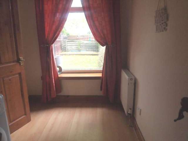  Image of 3 bedroom Flat to rent in Castlemilk Road Rutherglen Glasgow G44 at Castlemilk Road Croftfoot Glasgow, G44 5PR