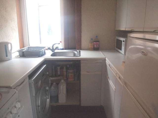  Image of 3 bedroom Flat to rent in Castlemilk Road Rutherglen Glasgow G44 at Castlemilk Road Croftfoot Glasgow, G44 5PR