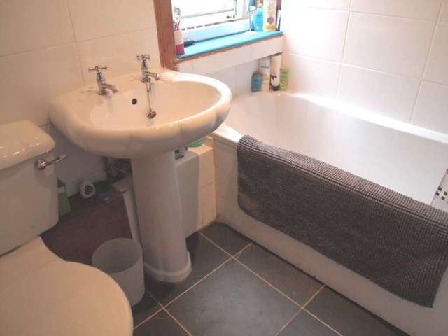  Image of 3 bedroom Flat to rent in Castlemilk Road Rutherglen Glasgow G44 at Castlemilk Road Croftfoot Glasgow, G44 5PR
