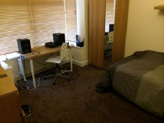  Image of 6 bedroom House Share to rent in Coronation Road Selly Oak Birmingham B29 at Selly Oak West Midlands Selly Oak, B29 7DE