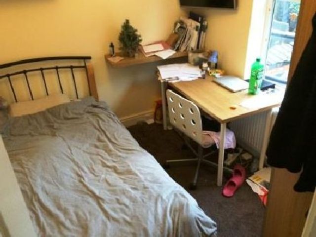  Image of 6 bedroom House Share to rent in Coronation Road Selly Oak Birmingham B29 at Selly Oak West Midlands Selly Oak, B29 7DE