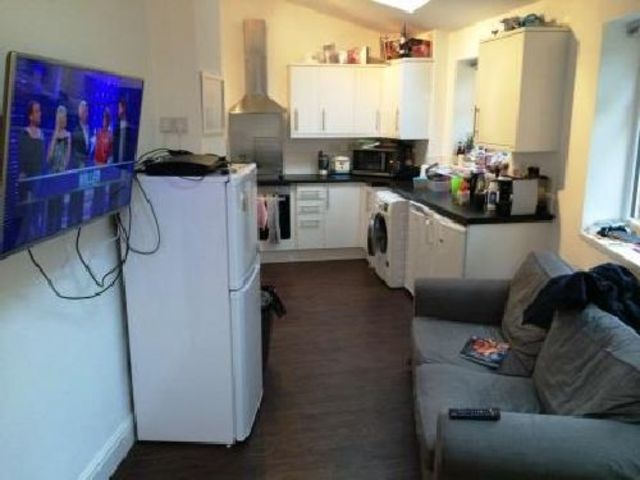  Image of 6 bedroom House Share to rent in Coronation Road Selly Oak Birmingham B29 at Selly Oak West Midlands Selly Oak, B29 7DE