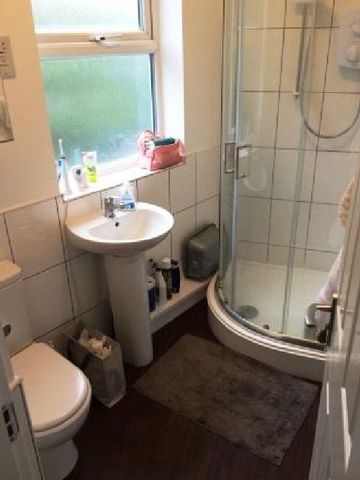  Image of 6 bedroom House Share to rent in Coronation Road Selly Oak Birmingham B29 at Selly Oak West Midlands Selly Oak, B29 7DE
