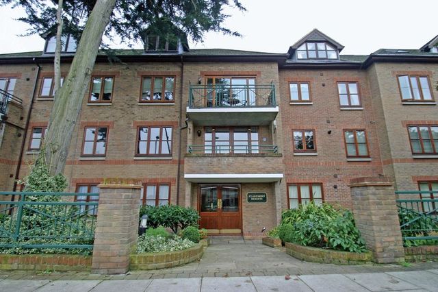  Image of 2 bedroom Houses to rent in Crescent Road Enfield EN2 at Crescent Road Array Enfield, EN2 7RY