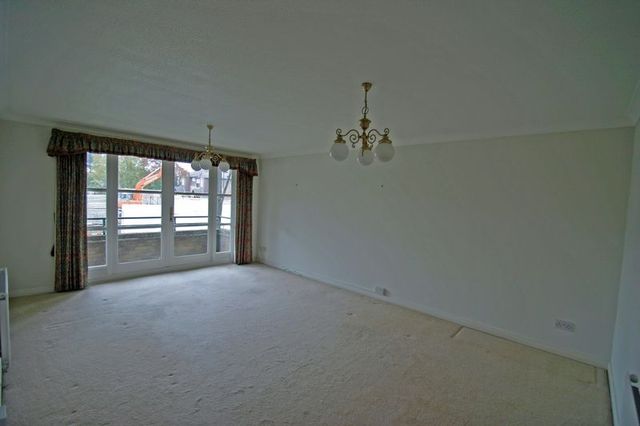  Image of 2 bedroom Houses to rent in Crescent Road Enfield EN2 at Crescent Road Array Enfield, EN2 7RY