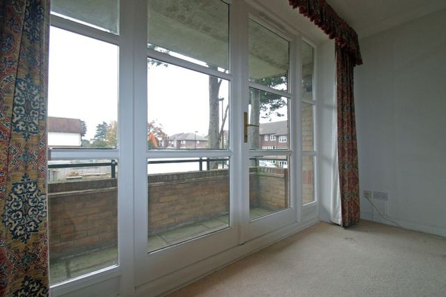  Image of 2 bedroom Houses to rent in Crescent Road Enfield EN2 at Crescent Road Array Enfield, EN2 7RY