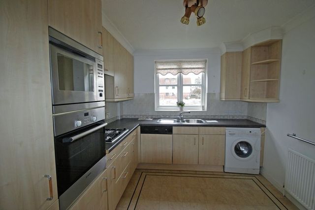  Image of 2 bedroom Houses to rent in Crescent Road Enfield EN2 at Crescent Road Array Enfield, EN2 7RY