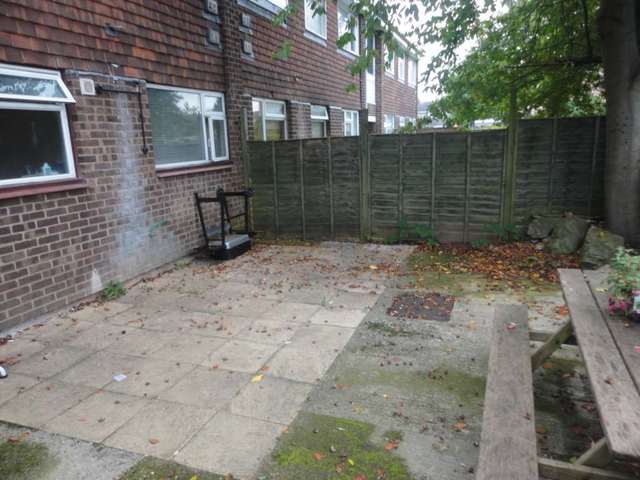  Image of 2 bedroom Flat to rent in Fulmead Road Reading RG30 at Fulmead Road  Reading, RG30 1JX