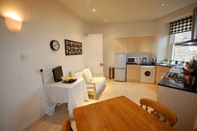  Image of 2 bedroom Flat to rent in Gillespie Crescent Edinburgh EH10 at Bruntsfield Edinburgh Edinburgh, EH10 4HT