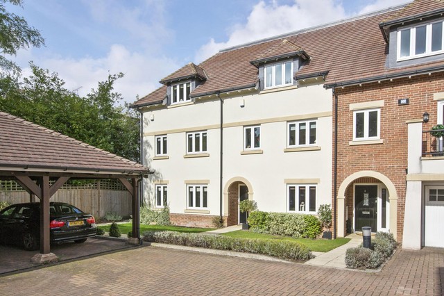  Image of 4 bedroom Semi-Detached house to rent in Goodacre Close Weybridge KT13 at Weybridge, KT13 0DX