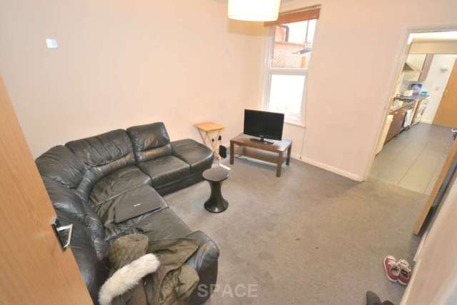  Image of 6 bedroom Terraced house to rent in Grange Avenue Earley Reading RG6 at Grange Avenue  Reading, RG6 1DL