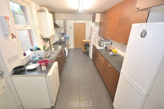  Image of 6 bedroom Terraced house to rent in Grange Avenue Earley Reading RG6 at Grange Avenue  Reading, RG6 1DL