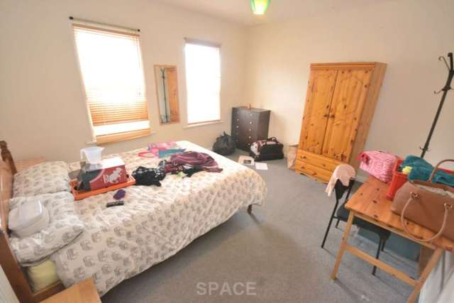  Image of 6 bedroom Terraced house to rent in Grange Avenue Earley Reading RG6 at Grange Avenue  Reading, RG6 1DL