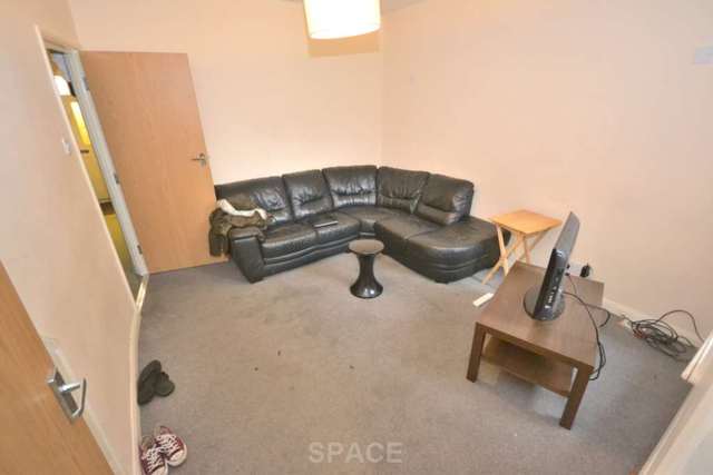  Image of 6 bedroom Terraced house to rent in Grange Avenue Earley Reading RG6 at Grange Avenue  Reading, RG6 1DL