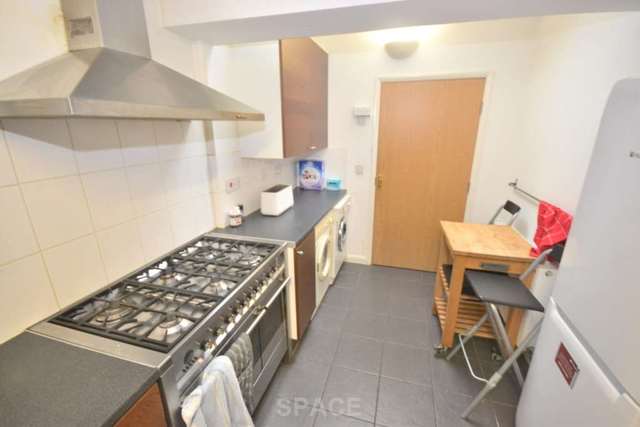  Image of 6 bedroom Terraced house to rent in Grange Avenue Earley Reading RG6 at Grange Avenue  Reading, RG6 1DL