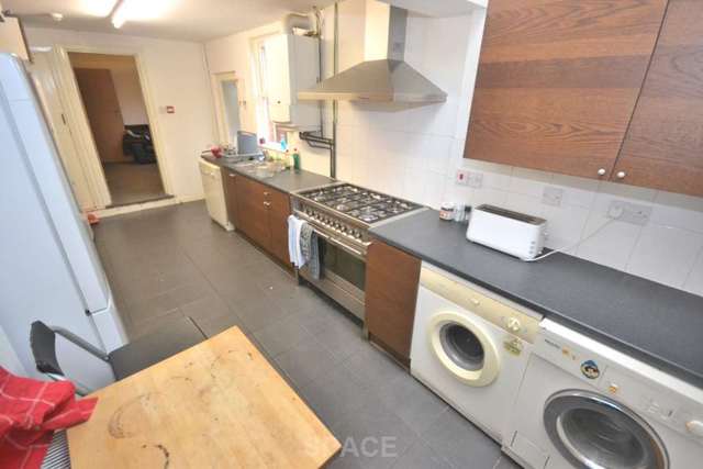  Image of 6 bedroom Terraced house to rent in Grange Avenue Earley Reading RG6 at Grange Avenue  Reading, RG6 1DL