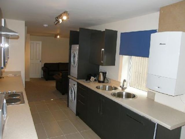  Image of 6 bedroom House Share to rent in Heeley Road Selly Oak Birmingham B29 at Selly Oak West Midlands Selly Oak, B29 6EN