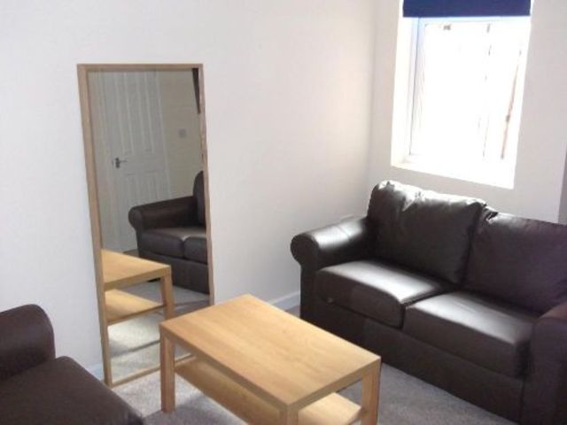  Image of 6 bedroom House Share to rent in Heeley Road Selly Oak Birmingham B29 at Selly Oak West Midlands Selly Oak, B29 6EN