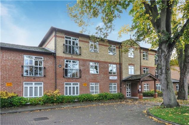  Image of 2 bedroom Flat for sale in Beddington Gardens Wallington SM6 at 17 Beddington Gardens  Surrey, SM6 0JF