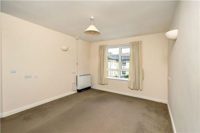  Image of 2 bedroom Flat for sale in Beddington Gardens Wallington SM6 at 17 Beddington Gardens  Surrey, SM6 0JF