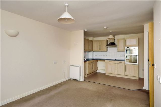  Image of 2 bedroom Flat for sale in Beddington Gardens Wallington SM6 at 17 Beddington Gardens  Surrey, SM6 0JF