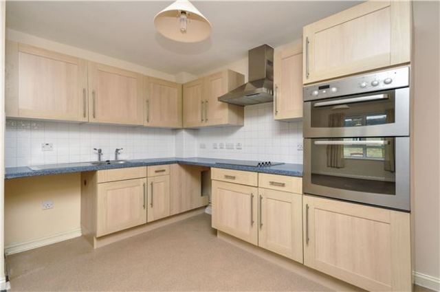  Image of 2 bedroom Flat for sale in Beddington Gardens Wallington SM6 at 17 Beddington Gardens  Surrey, SM6 0JF