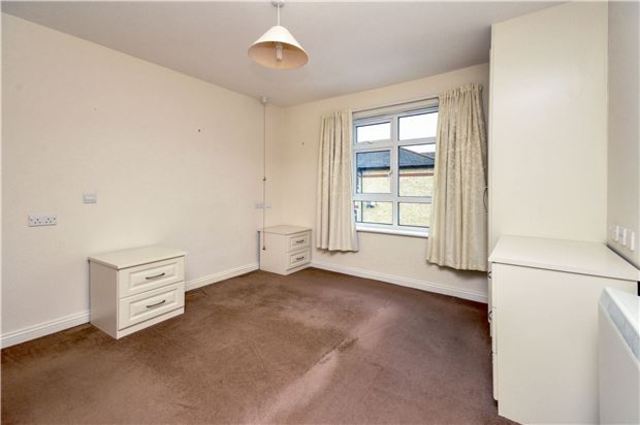  Image of 2 bedroom Flat for sale in Beddington Gardens Wallington SM6 at 17 Beddington Gardens  Surrey, SM6 0JF