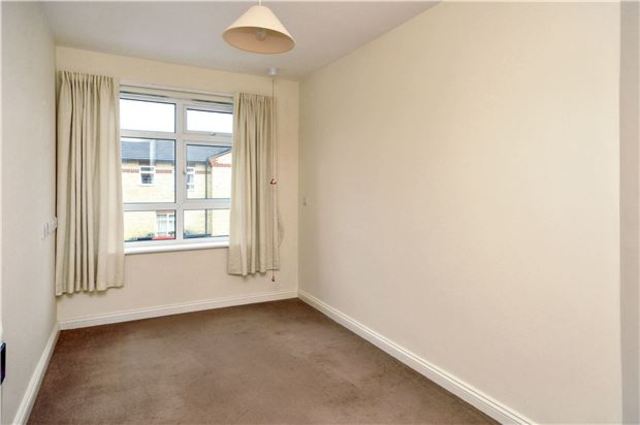  Image of 2 bedroom Flat for sale in Beddington Gardens Wallington SM6 at 17 Beddington Gardens  Surrey, SM6 0JF