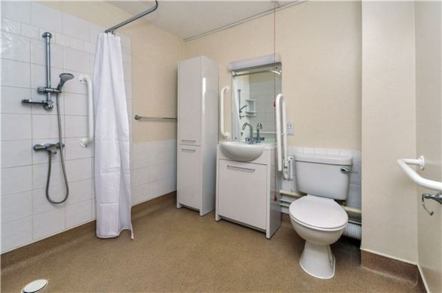  Image of 2 bedroom Flat for sale in Beddington Gardens Wallington SM6 at 17 Beddington Gardens  Surrey, SM6 0JF