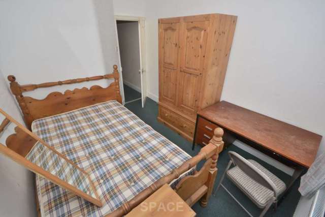  Image of 5 bedroom Terraced house to rent in Norris Road Earley Reading RG6 at Norris Road University Reading, RG6 1NJ
