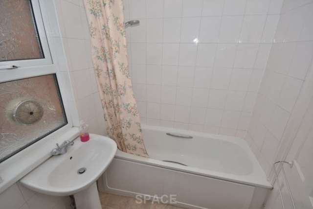  Image of 5 bedroom Terraced house to rent in Norris Road Earley Reading RG6 at Norris Road University Reading, RG6 1NJ
