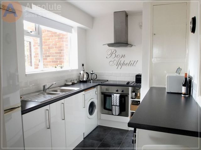  Image of 2 bedroom Apartment for sale in Old Torwood Road Torquay TQ1 at Old Torwood Road Array St Marychurch, TQ1 1PT